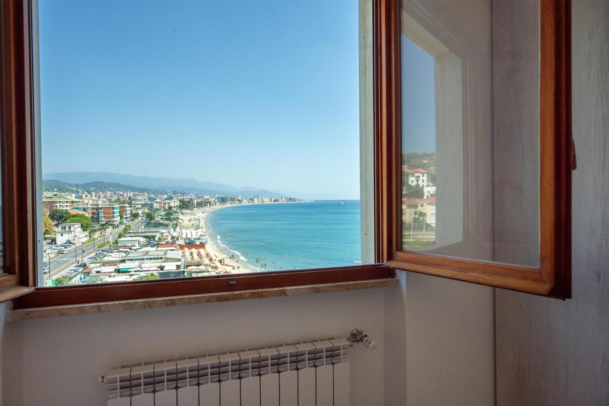 You And The Sea Apartment Savona Bagian luar foto