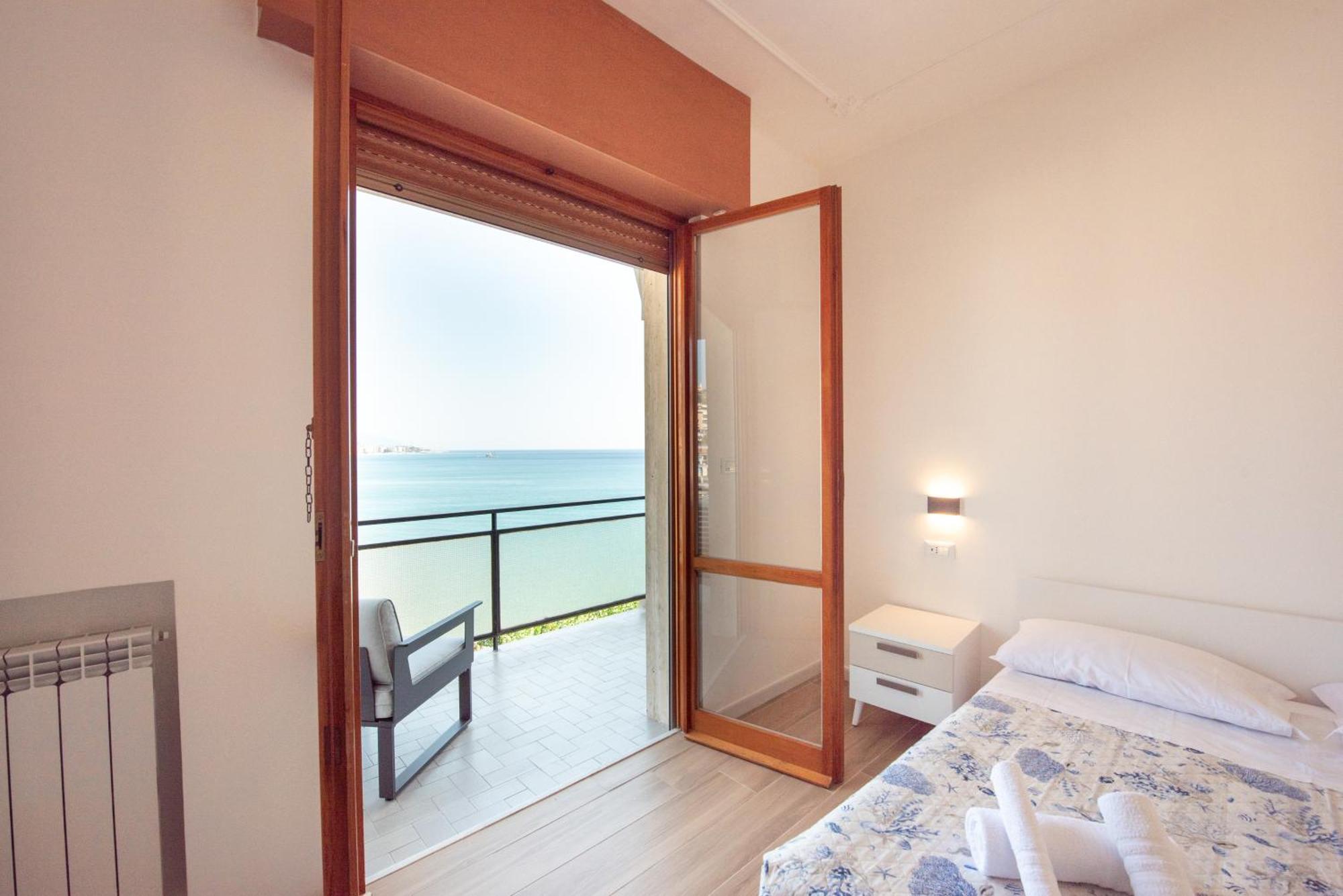 You And The Sea Apartment Savona Bagian luar foto