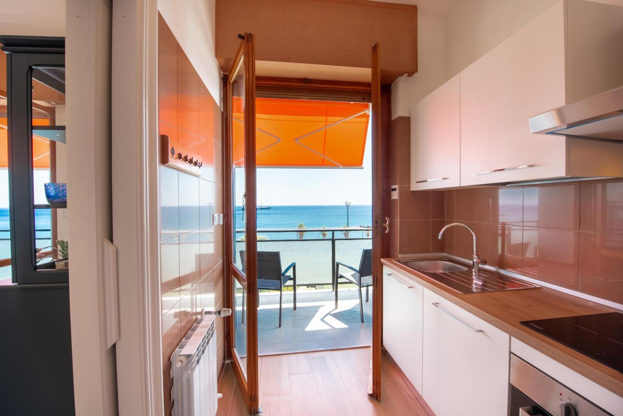 You And The Sea Apartment Savona Bagian luar foto