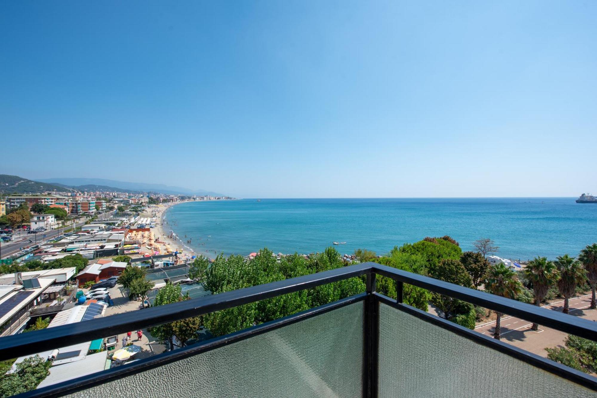 You And The Sea Apartment Savona Bagian luar foto