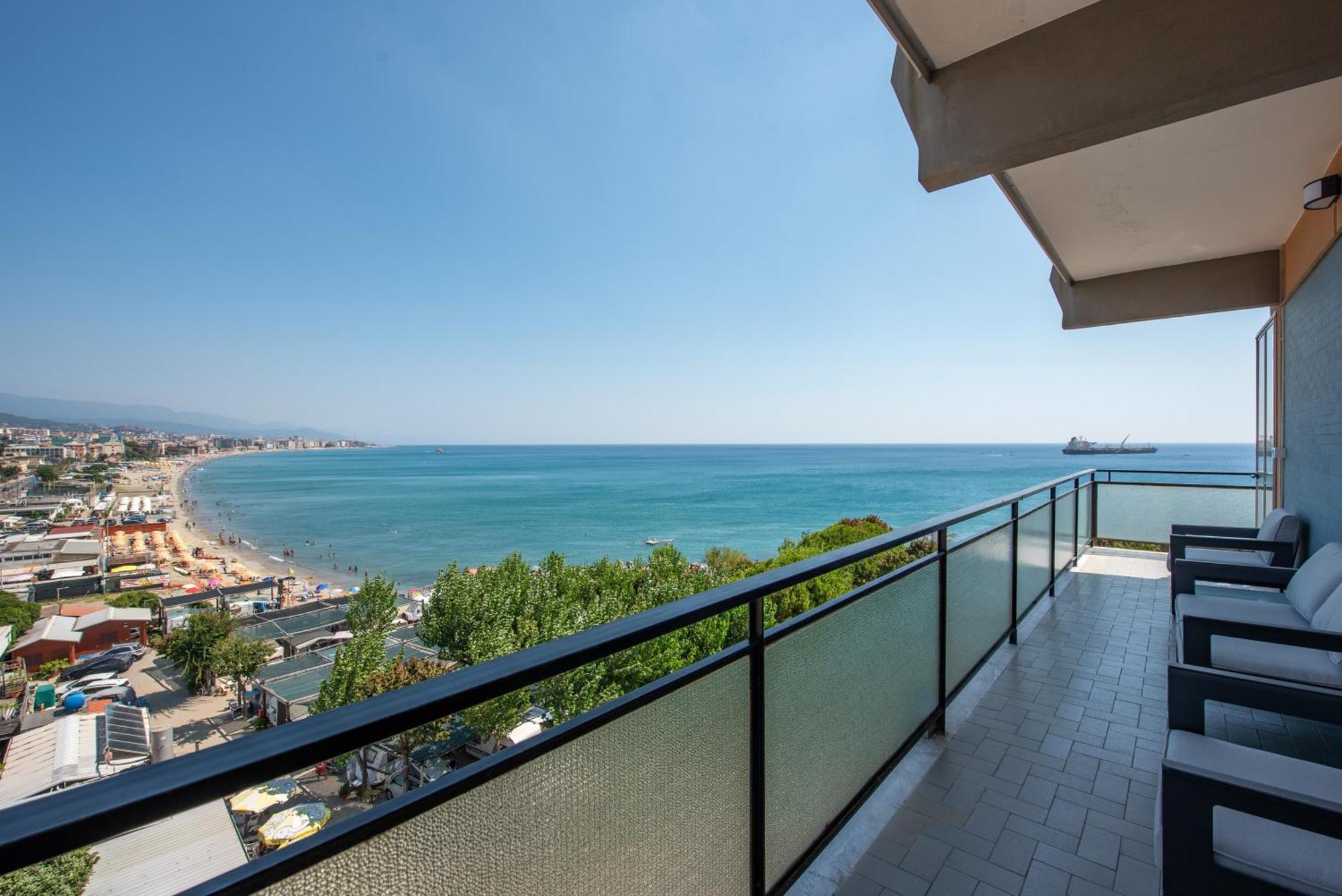 You And The Sea Apartment Savona Bagian luar foto