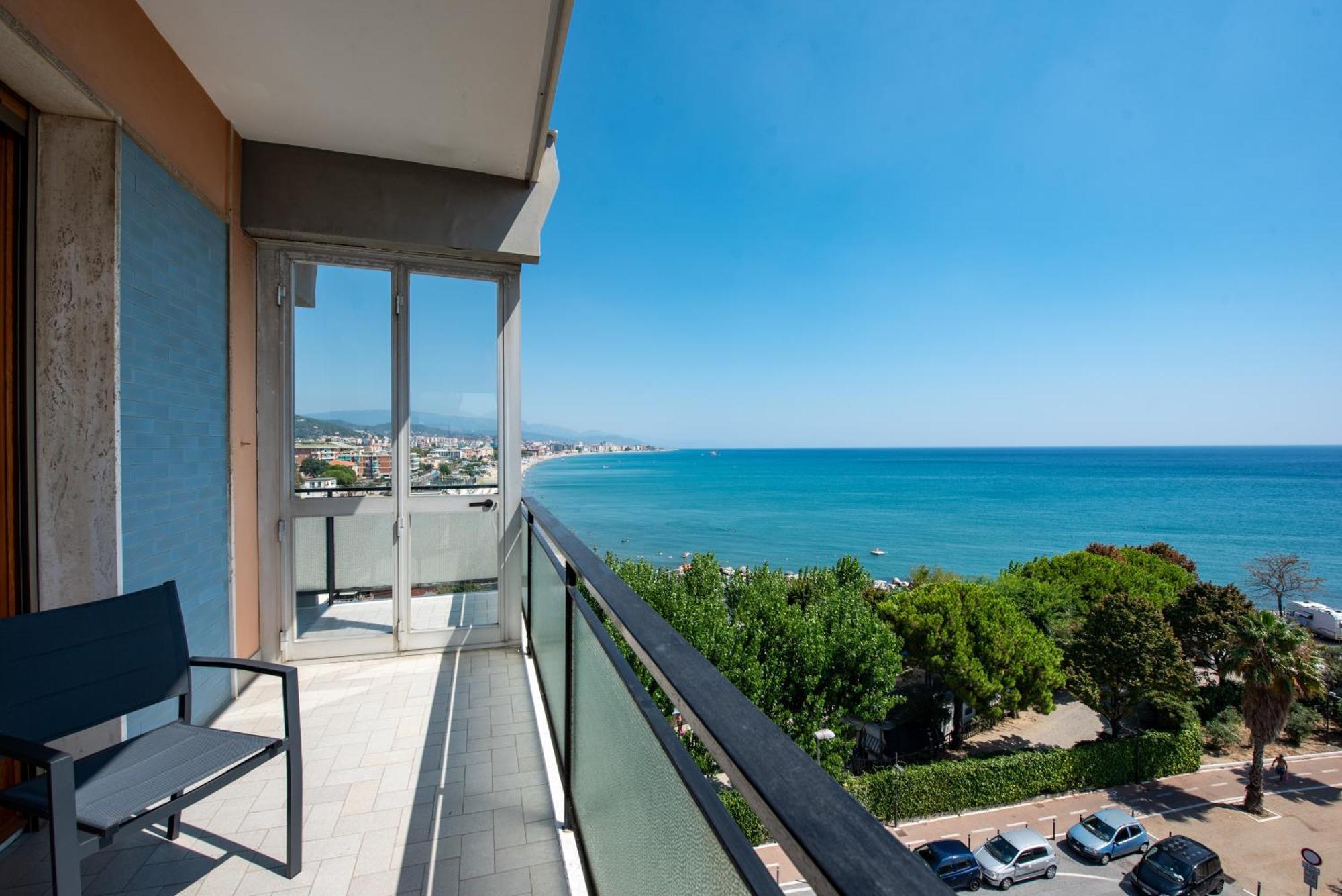 You And The Sea Apartment Savona Bagian luar foto